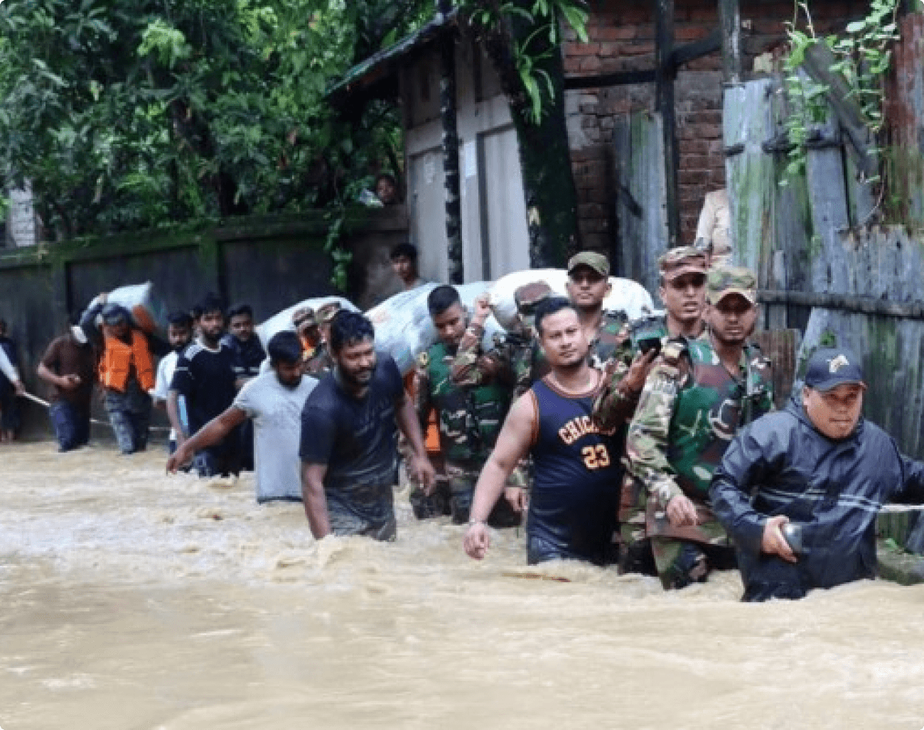 বন্যাদুর্গত এলাকায় জরুরি ত্রাণ ও ওষুধ বিতরণ